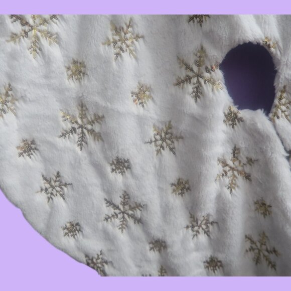 Amazon Plush Christmas Tree Skirt,30" 36" 48" Luxury Thick White Faux Fur Tree - Picture 3 of 7